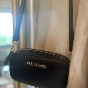 💕Äkta Valentino väska som knappt är ett år gammal och måttligt använd. Köpt ny för 900 säljer för 700! Billigare vid snabb affär. Köparen står för frakten. 💕⚡️