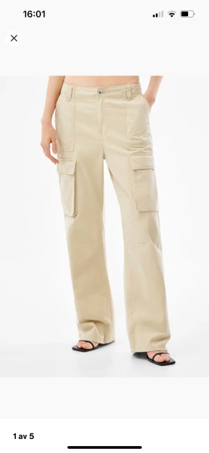 Bershka cargo byxor beige - Jag säljer mina beige cargos efter att dom har blivit för stora på mig. Byxorna är i storlek 38 och satt bra på mig som är 176 cm lång. Frakt kostar 59 kr extra och dom är köpta för 359 kr ny pris