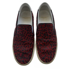 Ysl skor - Säljer ett par nästan helt oanvända skor från ysl som tyvärr är för små😢Så sjukt najs nu till sommaren och älskar färgen och mönstret💕Köpte för ca 3000kr och säljer för 1700kr🥰