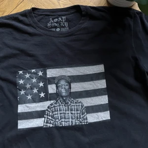 Asap rocky tour t-shirt - Asap rocky tour t-shirt (Sällsynt) -Storlek L-Vintage skick!-En väldigt unik t-shirt som är extremt svår att få tag på! -Om du har fler frågor eller funderingar så skriv ett meddelande! 