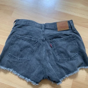 Levis shorts  - Snygga Levis jeans som jag säljer för att dom var för stora för mig 💗 Vat inte vilken stolek de är men dom är förstora för mig och jag brukar ha xs,s  (Tror att det är dom som är på första bilden fasst i grå ist) finns ett hål som är igen sytt sista bilde