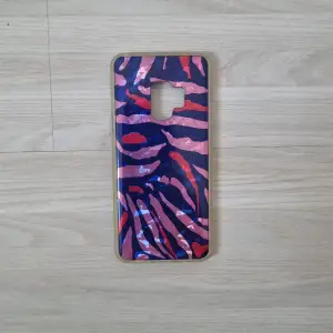 Coolt telefonskal till Samsung Galaxy S9, köpt på flying tiger och är i bra skick. Har tigerränder i rosa, mörkblå och rött.