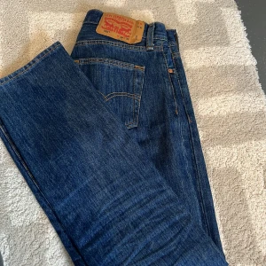 Jeans Levi’s 501 w 28 l 32 - Jeans i modellen 501 Levi’s. Inga defekter, knappt använda. Nypris över 1000kr. Storlek: Waist 28 length 32. Jag brukar ha 36 i jeans och dessa passar mig bra. Mörkblåa.