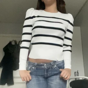 Stickad randig tröja  - Supersöt stickad tröja utan några defekter med skönt matrial. Har storlek xs-s och är ca 170 lång. Priset kan diskuteras💕