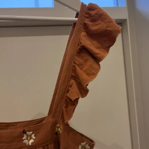 Sommarklänning - Klänning i linne som är lite dusty orange, supergullig men säljer då den är lite för kort på mig! 