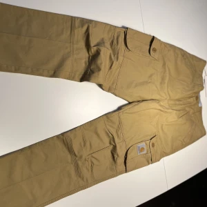 Carhartt byxor - Säljer dessa byxor då jag inte gillar passformen. Dem är ungefär en slim straight fit och passar nog mellan 175cm-185. Inte säker på om dem är äkta då ja fick den i present kvitto finns inte med.