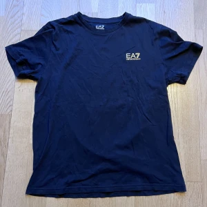 Ea7 t-shirt - En tunn ea7 t-shirt köpt på jd 