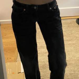 Säljer mina älskade arrow low waist jeans från weekday i färgen svart!