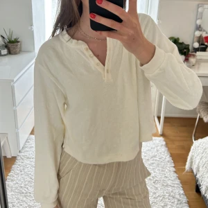 Frotté tröja - Frotté tröja från &otherstories i storlek xs. Väldigt skön och supersöt nu till sommaren!