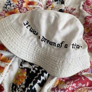 Buckethat - 1 år gammal. Man kan vända på den för att få en annan färg. Original pris: 90kr 