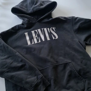 Levis hoodie - Svart hoodie från Levis. Köpt för några år sen och har inte kommit till användning. Bra skick men snöret till huvan saknas. Strl L, lite oversize. 