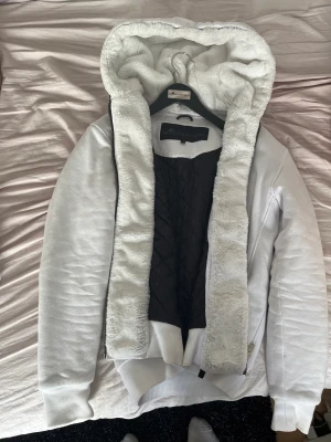 Moose knuckles bunny 2 - Säljer nu min moose knuckles hoodie som passar perfekt till sommarkvällarna. Cond 8-9/10. Har screen på kvittot, nfc taggen fungerar och även galge.