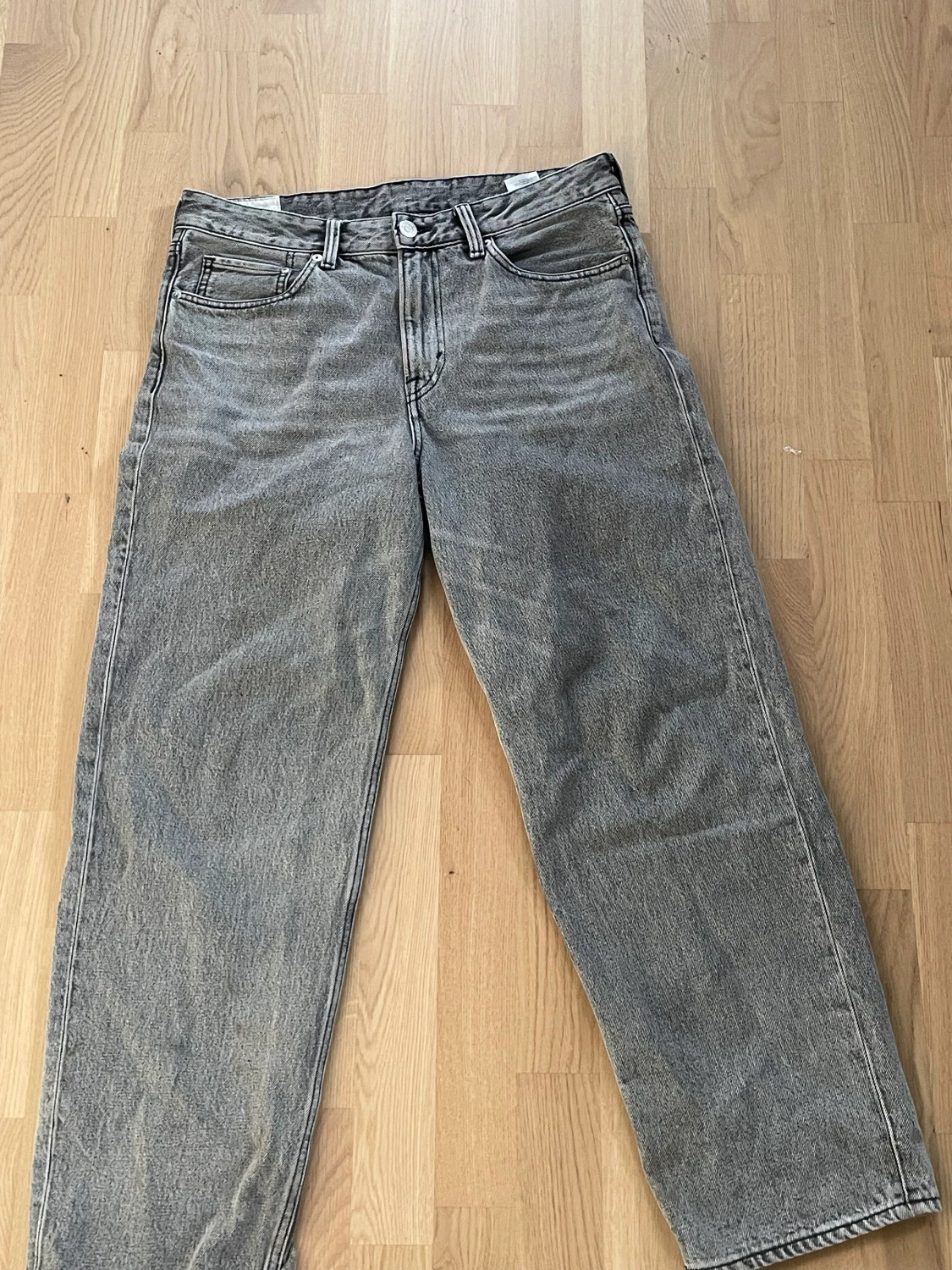 Gråa ”loose fit” jeans