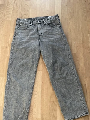 Gråa ”loose fit” jeans  - Säljer nu mina ett så baggy jeans från hm i en fin eftertraktad grå färg pågrund av att det inte passar min stil🙌 skicka dm till mig om ni har frågor eller vill ha mer bilder🤙använt några gånger! Skick 9/10