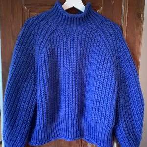 Stickad tröja - Blå stickad tröja från H&M i strl L. Använd fåtal ggr