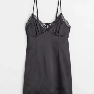 Satinklänning - Satinklänning från H&M. Aldrig använd. Köpte fel storlek därav säljer jag den vidare. Storlek XS. 