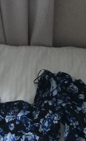Fin topp  - Hej, säljer min fina blå blommiga topp då den aldrig använts så prislapp borttagen men aldrig använd. Skriv för frågor eller intresse 💙