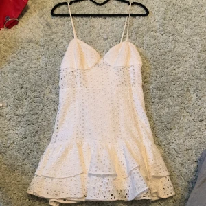 Zara klänning  - Såå otroligt fin klänning från zara!! Använd fåtal gånger och är helt perfekt för skolavslutning osv!! ❤️❤️