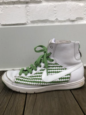 Sneakers Nike  - Ett par höga grönvita Nike sneakers som är i gott skick! Säljer de för att de inte kommer till användning.