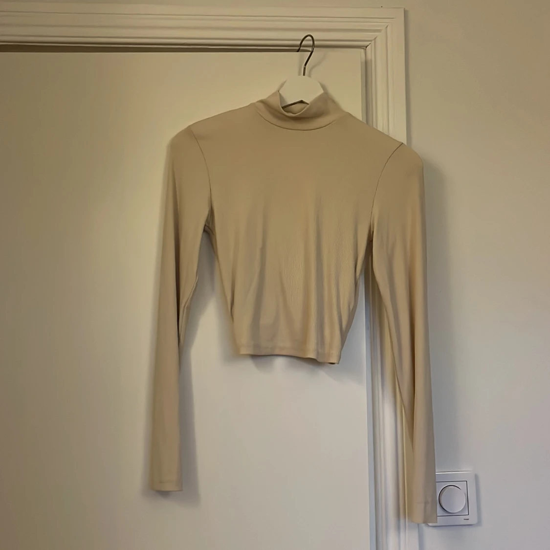 Beige topp med öppenrygg 