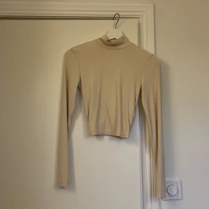 Beige topp med öppenrygg  - Beige topp från Newyorker, öppen rygg. Jag tror strl S (lappen är bortklippt) 