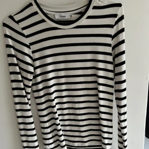 Randig tröja - Jättefin randig tajt tröja som funkar för alla tillfällen, använd fåtal gånger och är väldigt bekväm