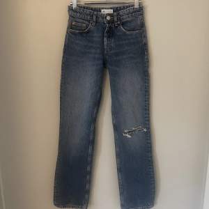 Jag säljer dessa fina jeans i bra skick från zara och nästan aldrig använda. Säljer för att de är alldeles för små 💗✨