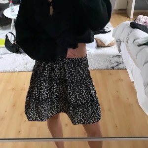 Kjol - Denna fina kjolen är använd Max 1 gång. Superfint skick. Skriv vid intresse och köparen står för frakten 😊