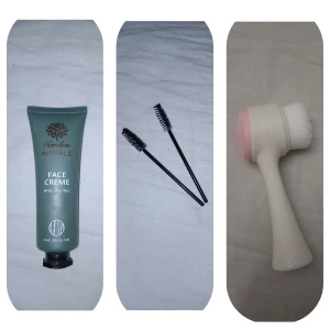 Ansiktsvård - Säljer dessa 3 artiklar i ett hudvårdspaket! De är en ansiktskräm från rituals (endast testad).  2 fransborstar och en apparat för ansiktsmassage. Den har en mjuk sida och även en hårdare sida✨️ priset för alla är 80 kr!