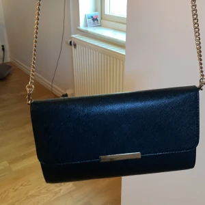 Väska  - Superfin väska. Vet tyvärr inte vart ifrån den kommer. Inte använd mycket alls. Går även att knyta upp bandet om man vill ha den kort. 
