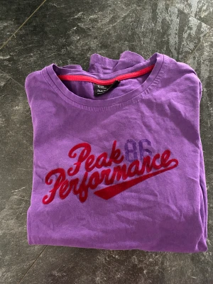 Peak performance tröja - Långärmad tröja från peak performance i storlek m. Använt men fint skick, se bild 2. 