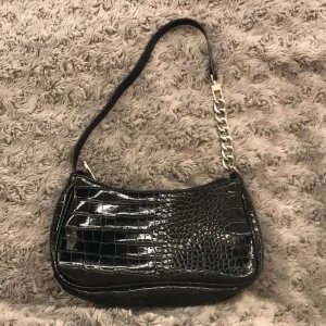 Väska  - Fin svart väska med silverdetaljer på. Tveka inte att höra av dig ifall du undrar över något💓