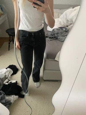Bootcut jeans - Mycket fina jeans från Asos!  strl 34, litet slitmärke som ni kan se på sista bilden annars fina🩷