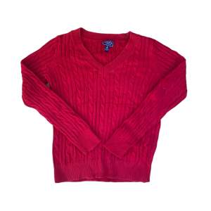 Röd sweatshirt i storlek M men passar bättre S. Modell är 186 och bär vanligtvis M-L. :)