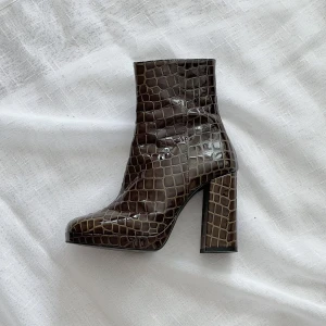 Boots River Island - Klackar från river island, mörkbruna med ”ormskinn” - använda två gånger bara! 9cm höga