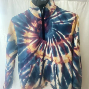 Fleece  - Fleece från stussy. Köptes för 1500 kr.  Använd och har gått upp lite i sömmen vid dragkedjan (se bild). Ingenting som syns och det går att sy igen enkelt.  Pris kan diskuteras 