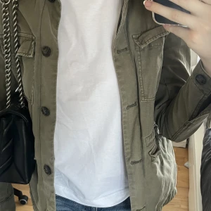 Jacka - Säljer en jättefin vårjacka ifrån hm som är köpt på sellpy. Jag säljer den då den tyvärr är för liten för mig som bär storlek m-l. Jackan är helt ren och inga tecken på användning finns då den är helt oanvänd. Den passar storlek xs-m.💚