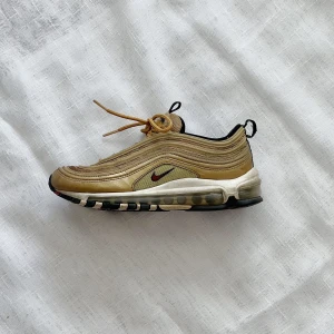 Nike Air Max 97 metallic gold  - Rare storlek, finns få i denna limited edition, nya säljs på farfetch för 4960kr därav mitt pris.