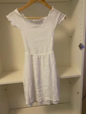 Vit klänning  - Har denna fina vita känning som passar utmärkt till skolavslutningen exempelvis. Köpt för flera år sen från ullared. Storlek 146/152. Lite genomskinlig!