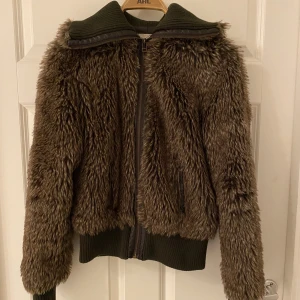 Pälsjacka  - Kommer tyvärr ej till användning 😓köp helst via köp direkt funktionen 🙏🏻💕