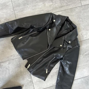 Skinnjacka  - Skinnjacka strl M  Nyskick 