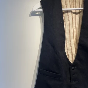 Kostymväst - Riktigt fet kostymväst! Snygg till utekvällar och middagar. Snygg oversized look. Skriv för fler bilder. Frakt ingår ej!