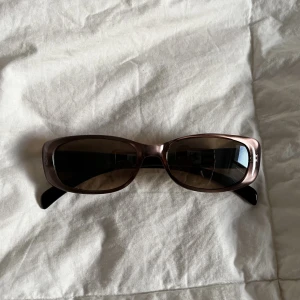 Solglasögon - Solglasögon, köpta secondhand, har en liten defekt på baksidan av de och kan också ha några få repor men inget man tänker på<3