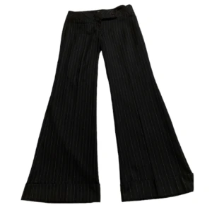 Lågmidjade kostymbyxor  - Lågmidjade och utsvängda kostymbyxor. Kontakta vid intresse <3