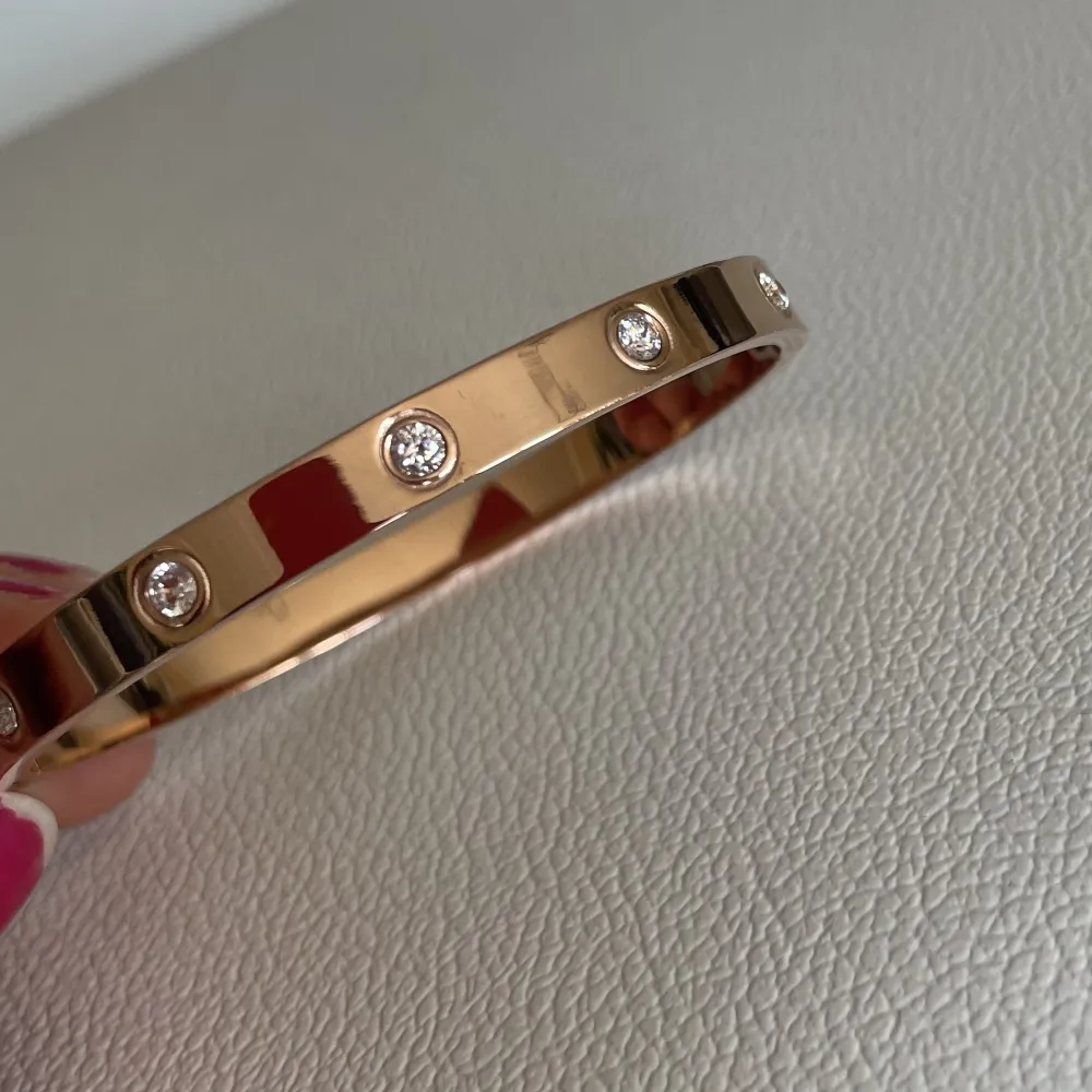 Superfin armband med kristaller. Roseguldpläterat. 17 cm Fraktas för 15 kr. Accessoarer.