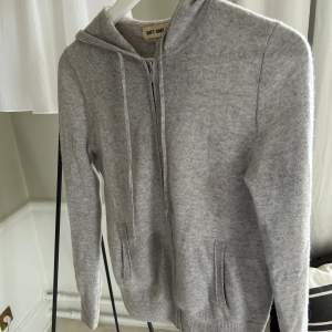 Soft goat Kashmir huddie (zip huddie) i färgen light grey. Storlek S. Ändats använd ett fåtal gånger så i mycket bra skick! Nypris: 2495kr