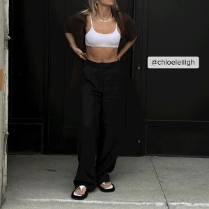 Svarta linnebyxor  - Helt nya svarta linnebyxor från NA-KD med prislapp kvar!! De är näst intill slutsålda på hemsidan där nypris är 649kr. Stl 40, men är ganska små i storleken. Säljer då jag har flera liknande byxor. Kan skicka fler bilder vid intresse!😊