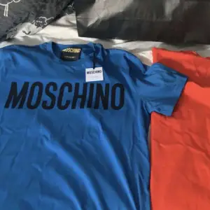 Säljer 3 helt oanvända moschino t shirts i färgen blå och orange, perfekt till sommaren. Alla tröjorna är i stl medium och har tags kvar. Nypris 1500 säljer de för 1000. Kvitto finns