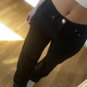 Jeans - Jag säljer dessa ginatricot jeansen i sl 34 då de inte kommer till någon användning längre