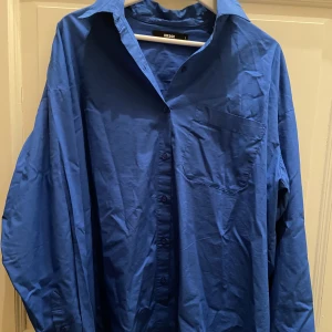 Skjorta - Blå skjorta från Bik Bok i strl L, väldigt oversize. Använd 1-2 ggr. 